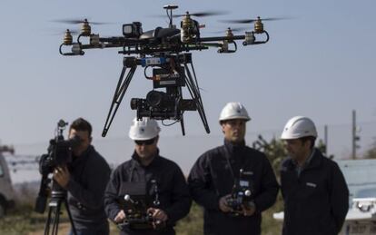 Cuatro operarios delante de uno de los drones.