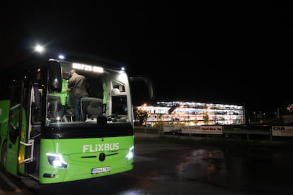 Autobús estacionado en Berna (Suiza), el 5 de mayo, en su ruta hacia Kiev (Ucrania).