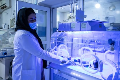 Según datos de la ONU, la tasa de mortalidad neonatal (antes de cumplir los 28 días de vida) en Afganistán es de 34 por cada 1.000 nacidos vivos. Parigul Rahimi, enfermera jefe de la sala prenatal, atiende a los bebés prematuros en el Hospital de Herat, en la provincia del mismo nombre.
"Llevo 22 años haciendo este trabajo y, aunque la presión es fuerte, puede ser muy gratificante ver a las madres sonreír al ver a sus bebés sanos". Sin embargo, el creciente número de pacientes requiere más personal médico. "Especialmente un médico que nos supervise durante las emergencias médicas", reclama. Los talibanes han prohibido a las mujeres trabajar en la mayoría de los sectores, pero la salud es un ámbito donde las afganas siguen ejerciendo.