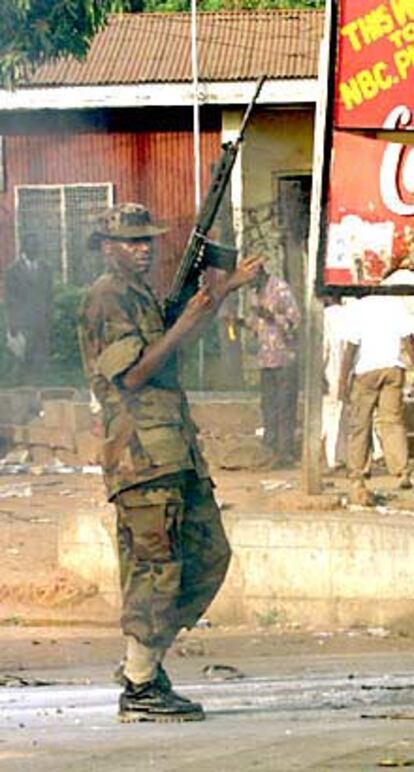 Un soldado vigila tras los enfrentamientos en Makurdi, en el este de Nigeria.