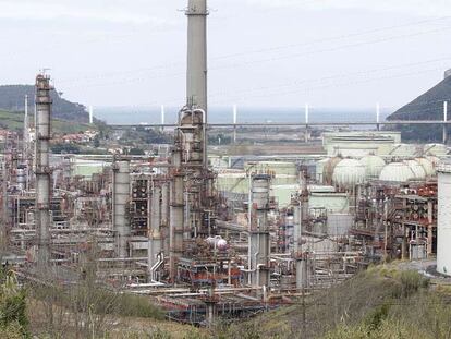 Parte de las instalaciones de la refinería de Petronor en Muskiz, con la playa de La Arena al fondo.