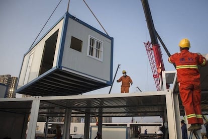 Los espacios se contruyen a partir de una combinación entre estructuras metálicas muy ligeras montadas por atornillado y elementos modulares prefabricados que están completamente terminados, evitando los interminables acabados. |