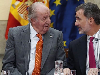 El rey emérito, Juan Carlos I, junto a su hijo, Felipe VI, durante una reunión en Madrid en 2019.