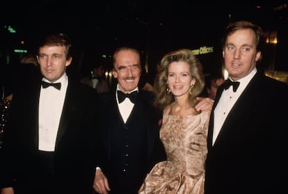 Trump, en 1987, con su padre Fred, su hermano Robert y su cuñada Blaine.
