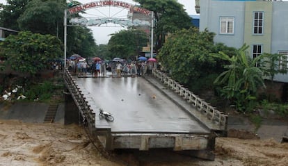 Puente destruido por la riada en el norte de Vietnam.