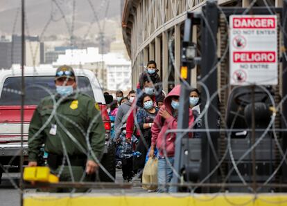 Migrantes en busca de asilo de Centroamérica, que fueron transportados en avión desde Brownsville a El Paso, Texas.