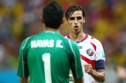 Bryan Ruiz felicita a Keylor Navas.