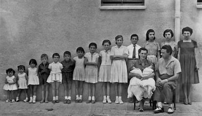 Una familia numerosa española en la década de 1960.