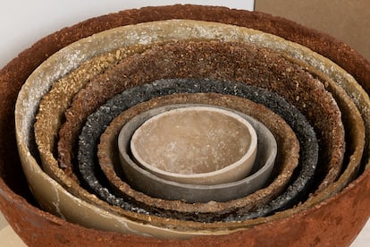 'Tiempos' (2025), de David Bestué, ocho semiesferas de resina de poliéster y elementos triturados (mosaico romano, yesería árabe, remate de altar gótico, fragmento de edificio herreriano, voluta barroca, cerámica del siglo XVIII, remate modernista y ladrillo).