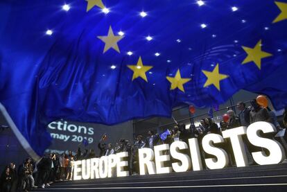 Miembros de la organización Avaaz han instalado un cartel en el que puede leerse 'Europa resiste' en las afueras del Parlamento Europeo, en Bruselas, con motivo del anuncio de los resultados electorales.