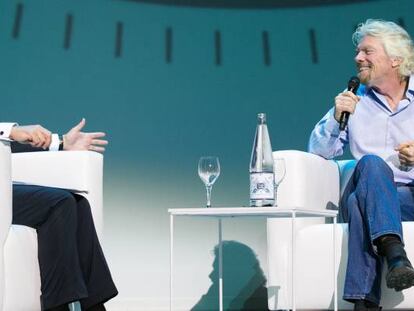 De izquierda a derecha, el presidente del IE, Santiago Íñiguez, y el fundador de Virgin Group, Richard Branson, durante su conversación en el World Business Forum, celebrada este martes en Madrid.