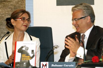 Pilar del Río, viuda de Saramago, y el juez Baltasar Garzón, durante la presentación de la biografía del escritor.