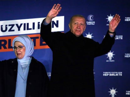 El presidente turco, Recep Tayyip Erdogan, junto a su mujer, Emine, en un acto con sus partidarios, este domingo en Ankara.