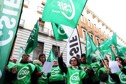Protesta en defensa de Muface frente al ministerio de Hacienda, en febrero.