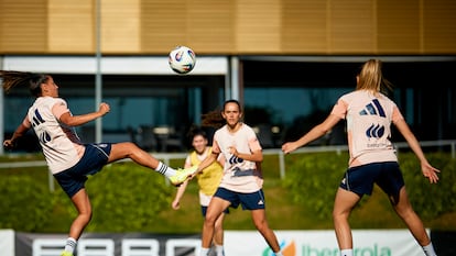 Las futbolistas de la selección española en el entrenamiento a puerta abierta en la Ciudad del Fútbol de Las Rozas, en Madrid.