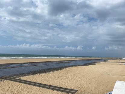 Vertido de aguas fecales en la playa de Matalascañas, en Almonte (Huelva).