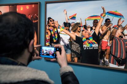 Un visitante retrata una de las imágenes de la exposición en el Centre del Carme.