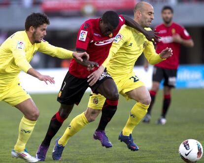 Pereira trata de controlar el bal&oacute;n entre los jugadores del Villarreal, Joan Oriol y Borja Valero.