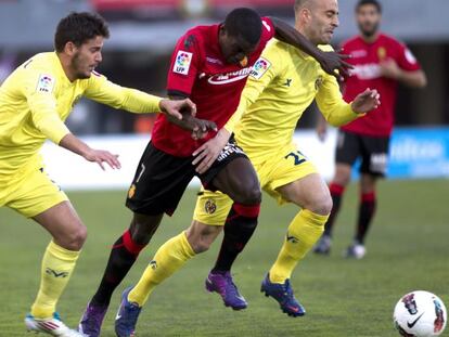 Pereira trata de controlar el bal&oacute;n entre los jugadores del Villarreal, Joan Oriol y Borja Valero.