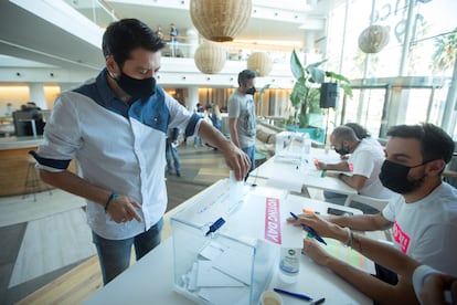 Trabajadores de Desigual este jueves, durante la votación de la propuesta de la compañía para la reducción de jornada.