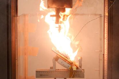 Un Note 7 en flames durant una prova de laboratori a Singapur.