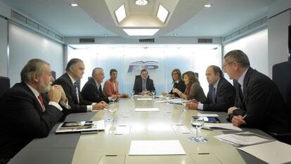 De izquierda a derecha, Mayor Oreja, González Pons, Arenas, Cospedal, Rajoy, Mato, Sáenz de Santamaría, García Escudero y Ruiz-Gallardón; ayer, en la sede del PP.