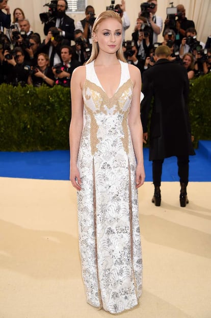 Louis Vuitton está detrás del vestido de Sophie Turner.