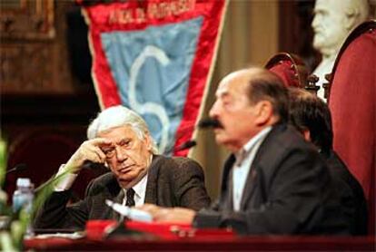 Jorge Semprún escucha las palabras del presidente de Amical Mauthausen, Enric Marco, durante el acto de homenaje de ayer en la UB.