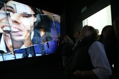 Visitantes en la Exposicion 40 aniversario de El País en el Palacio Municipal de Cibeles.