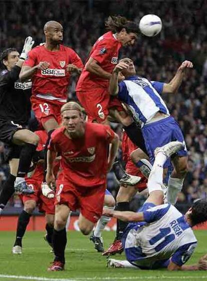 Javi Navarro despeja el balón tras una jugada del Espanyol.