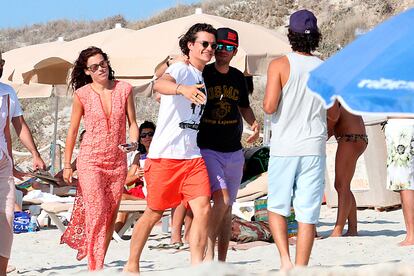 Orlando Bloom parece pasárselo bomba en las playas de Ibiza. Siempre muy bien acompañado de amigos y de su novia la actriz Erica Packer, el actor disfruta como un niño.