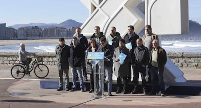 Representantes de EH Bildu presentan su plan de paz ante la escultura de la 'Paloma de la paz', en San Sebastián.