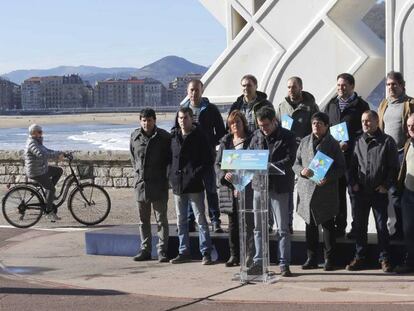 Representantes de EH Bildu presentan su plan de paz ante la escultura de la 'Paloma de la paz', en San Sebastián.