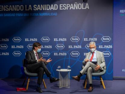 El director de EL PAÍS, Javier Moreno, dialoga con el ministro de Sanidad, Salvador Illa, durante el evento 'Repensando la sanidad española', en la sede de Roche en Madrid.