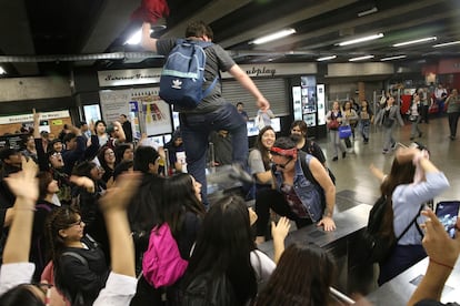 Estudiantes se saltan los torniquetes de una estación del metro de Santiago en protesta del aumento de la tarifa. 