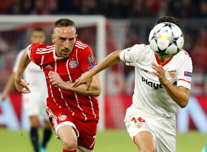 Jesús Navas (derecha) y Franck Ribery luchan por la pelota.