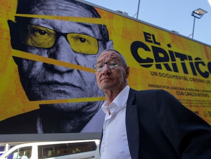 Carlos Boyero, ante el cartel de promoción del documental sobre él, en el Kursaal de San Sebastián.