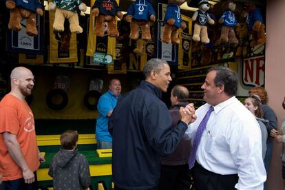 28 de maio 2013. O Presidente saúda o governador de Nova Jersey, Chris Christie, no boulevard marítimo de Point Pleasant Beach em Nova Jersey. O Presidente percorreu o passeio reaberto após a devastação do furacão Sandy, em 2012.