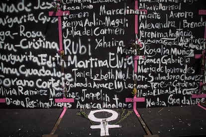 Nombres de mujeres asesinadas en México pintadas en la valla instalada por el Gobierno para proteger el Palacio Nacional de la manifestación del 8 de marzo