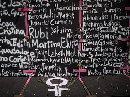Nombres de mujeres asesinadas en México pintadas en la valla instalada por el Gobierno para proteger el Palacio Nacional de la manifestación del 8 de marzo