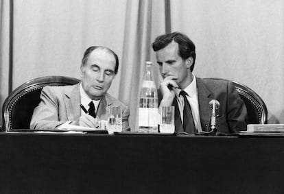 François Mitterrand y Michel Barnier, durante una visita al Consejo General de Saboya, Francia, en 1984.