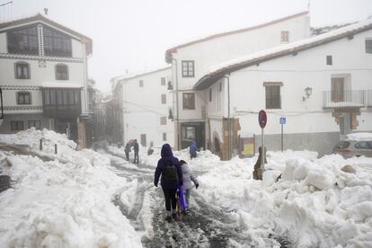 Varios vecinos caminan entre la nieve de una calle de Morella (Castellón).