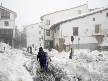 Varios vecinos caminan entre la nieve de una calle de Morella (Castellón), el pasado 10 de noviembre.