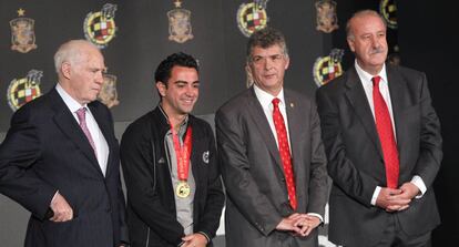 El presidente de la RFEF (2º izq.), Ángel María Villar, en noviembre de 2011.