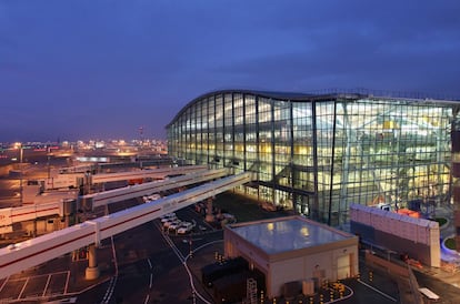 La terminal 5 del aeropuerto de Heathrow, en Londres, fue inaugurada por la reina Isabel II en marzo de 2008. La inmensa cubierta presenta una curvatura dinámica, con grandes bandas de acristalamiento que derraman luz natural en el interior, según explica el proyecto firmado por el arquitecto Richard Rogers, también autor de la T4 de Barajas (Madrid).