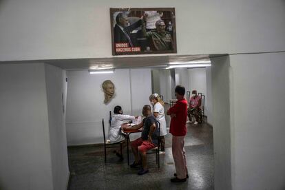 Dos enfermeras atienden en un centro de vacunación en La Habana.