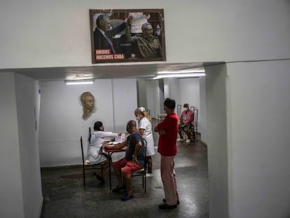 Dos enfermeras atienden en un centro de vacunación en La Habana.