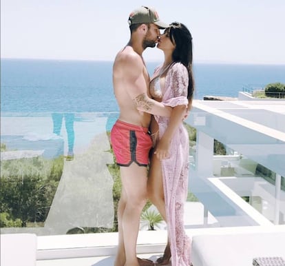 Aquí está la imagen publicada por Cesc Fábregas junto a su pareja, Daniella Semaan.