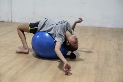 Miriam Gonzalez, de 16 años, realiza estiramientos al inicio de su ensayo de danza contemporánea. Forma parte de El Elenco de Alas Abiertas, un proyecto que utiliza la danza como herramienta de inclusión social para niños y jóvenes con discapacidad, o en situación de vulnerabilidad, y que fue apoyado desde un principio por la Cooperación Española. Miriam vive en el Bañado Sur, una zona a las afueras de Asuncion que sufre periódicamente las inundaciones del río Paraguay.