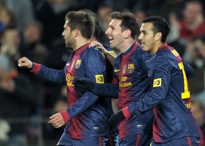 Pedro y Jordi Alba felicitan a Messi por su gol.